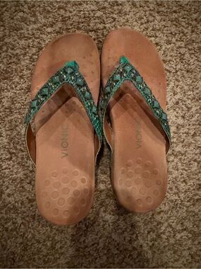 Vionic turquoise Beaded Thong Sandals. Size 8
